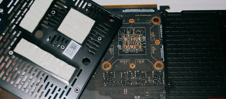 صفحه پشتی 1080 Ti با پدهای حرارتی
