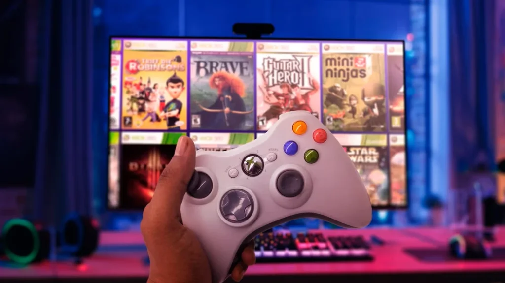 شخصی که دسته بازی XBOX در دست دارد