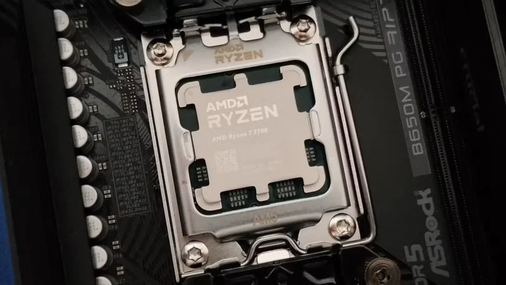 عکس نزدیک از پردازنده AMD Ryzen 7 7700 در سوکت AM5 و مادربرد ASRock B650M PG RIptide.