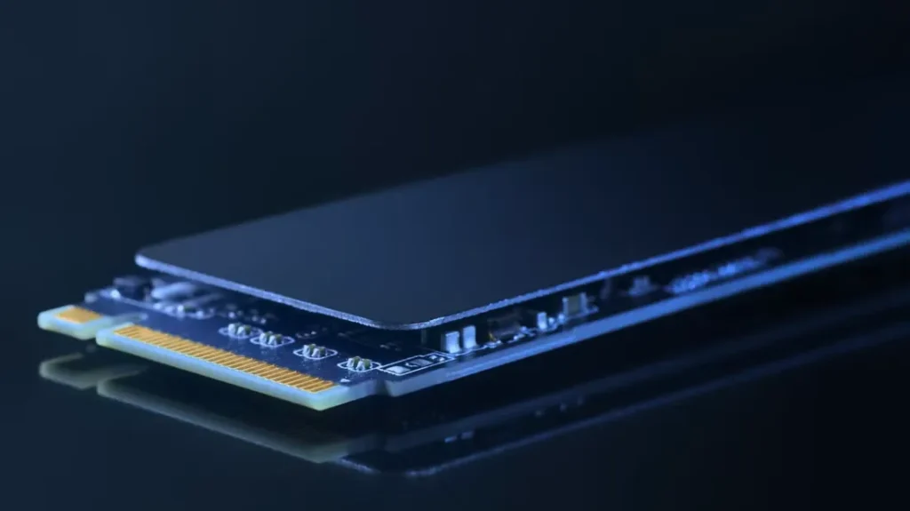 یک SSD روی یک میز