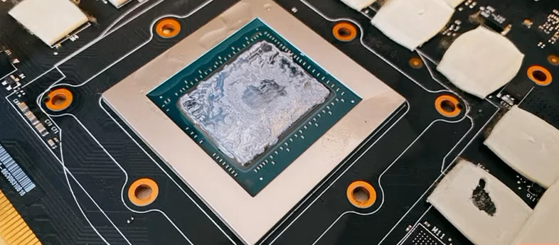 خمیر حرارتی قدیمی روی قالب GPU