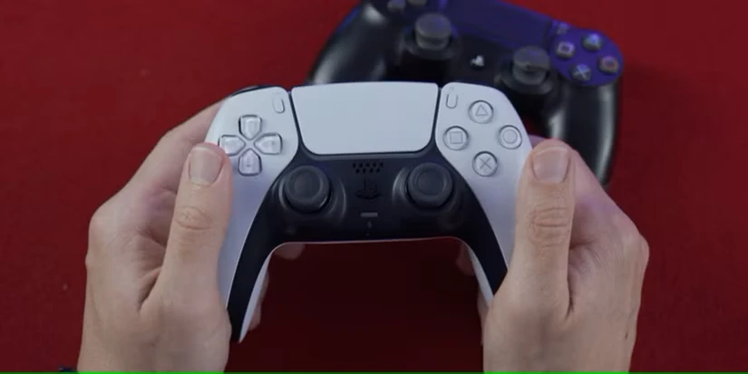 شخصی که کنترلر DualSense را با کنترلر PS4 روی یک پسزمینه قرمز در دست دارد