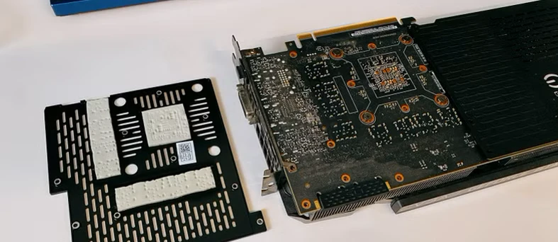 صفحه پشتی کناری تراشه 1080 Ti را با پدهای حرارتی جدا کردیم.