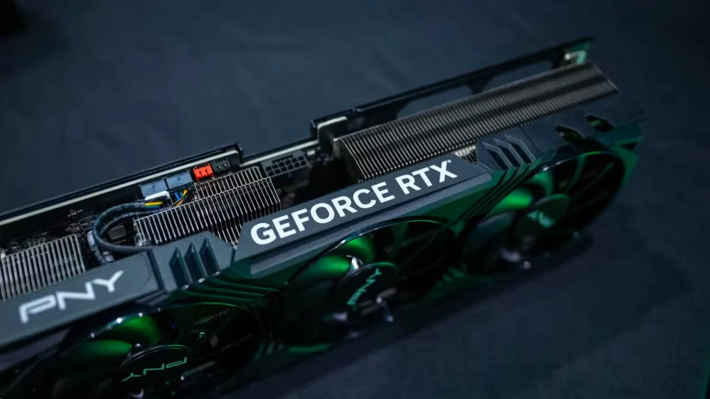آرم انویدیا GeForce RTX روی یک پردازنده گرافیکی بازی 4070 Ti.