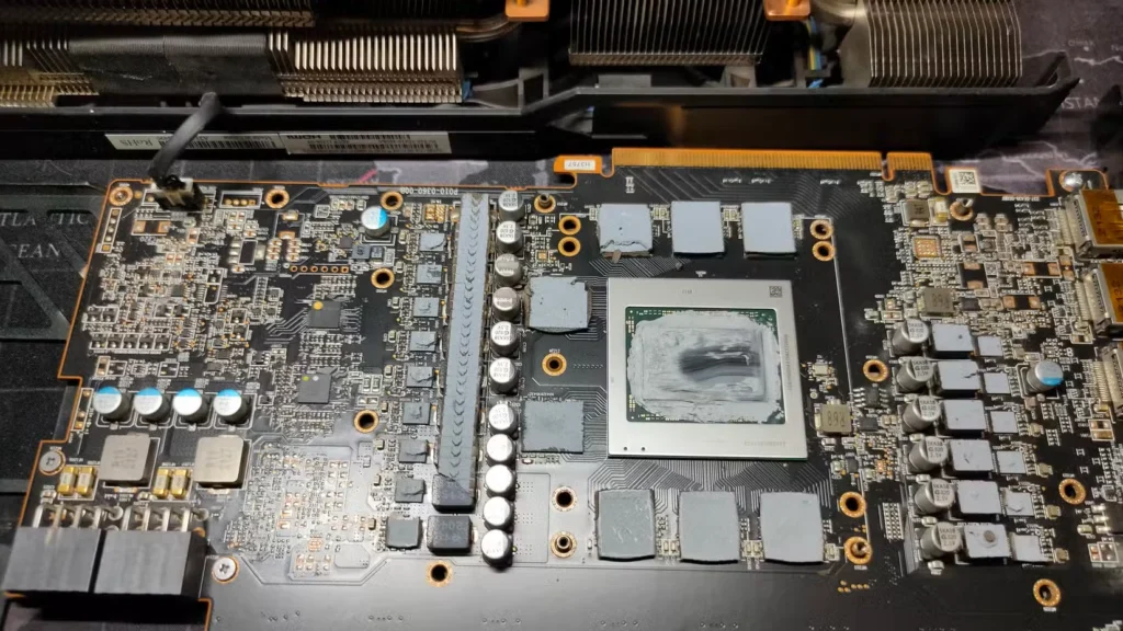 خمیر حرارتی و پدهای قدیمی روی AMD RX 6800 XT.