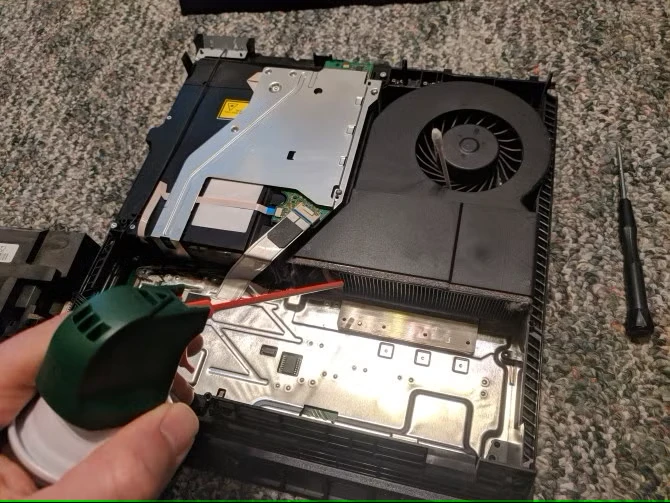 تمیز کردن PS4 با هوا