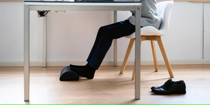 روی صندلی بنشینید و پاها را روی زیرپایی قرار دهید.