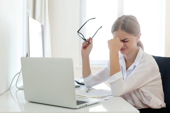 حالت تهوع هنگام نگاه کردن به مانیتور