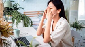 حالت تهوع هنگام نگاه کردن به مانیتور: از علل تا راه‌حل‌های قطعی